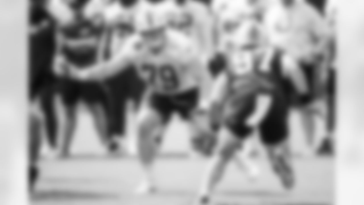 T Bernhard Raimann #79 and DE Laiatu Latu #97