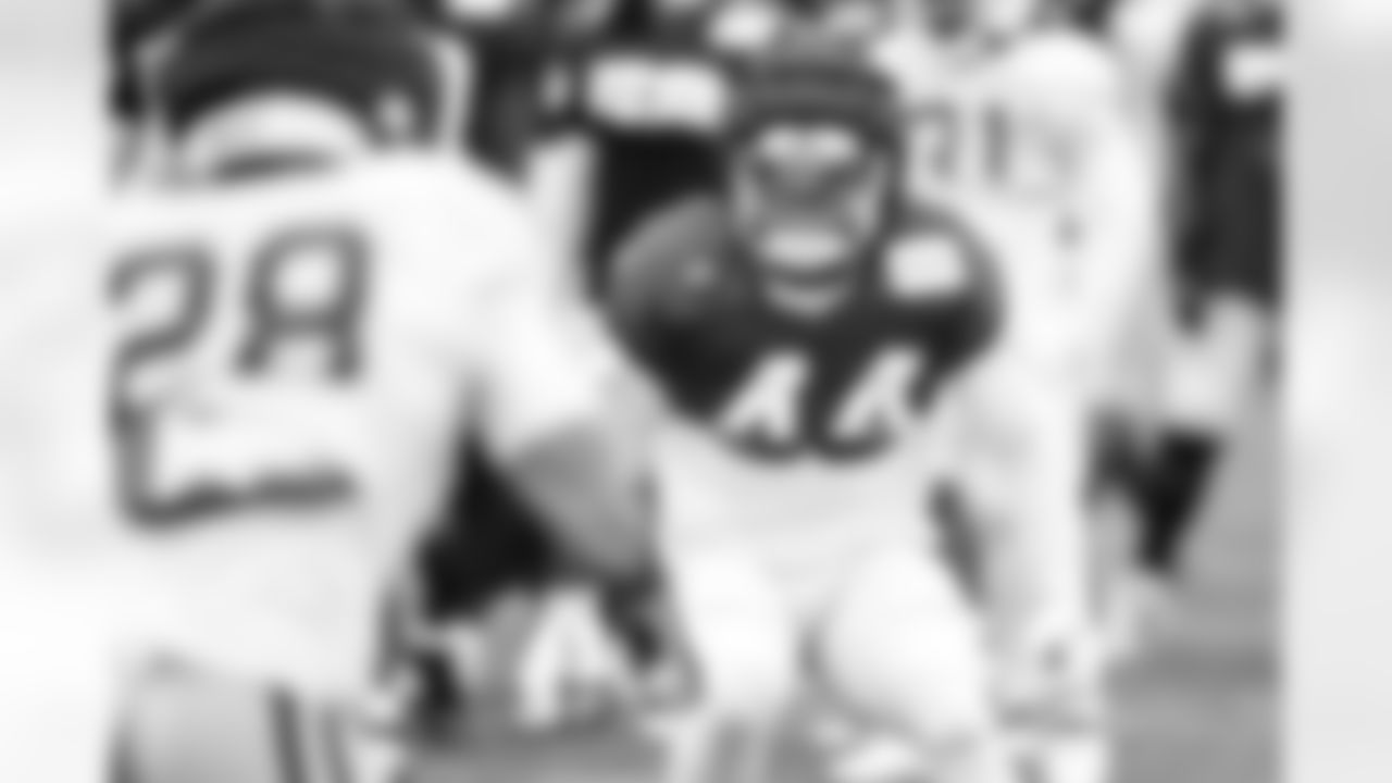 LB Zaire Franklin #44