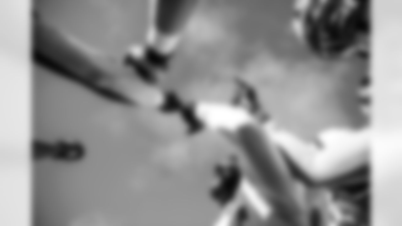 LB Zaire Franklin #44