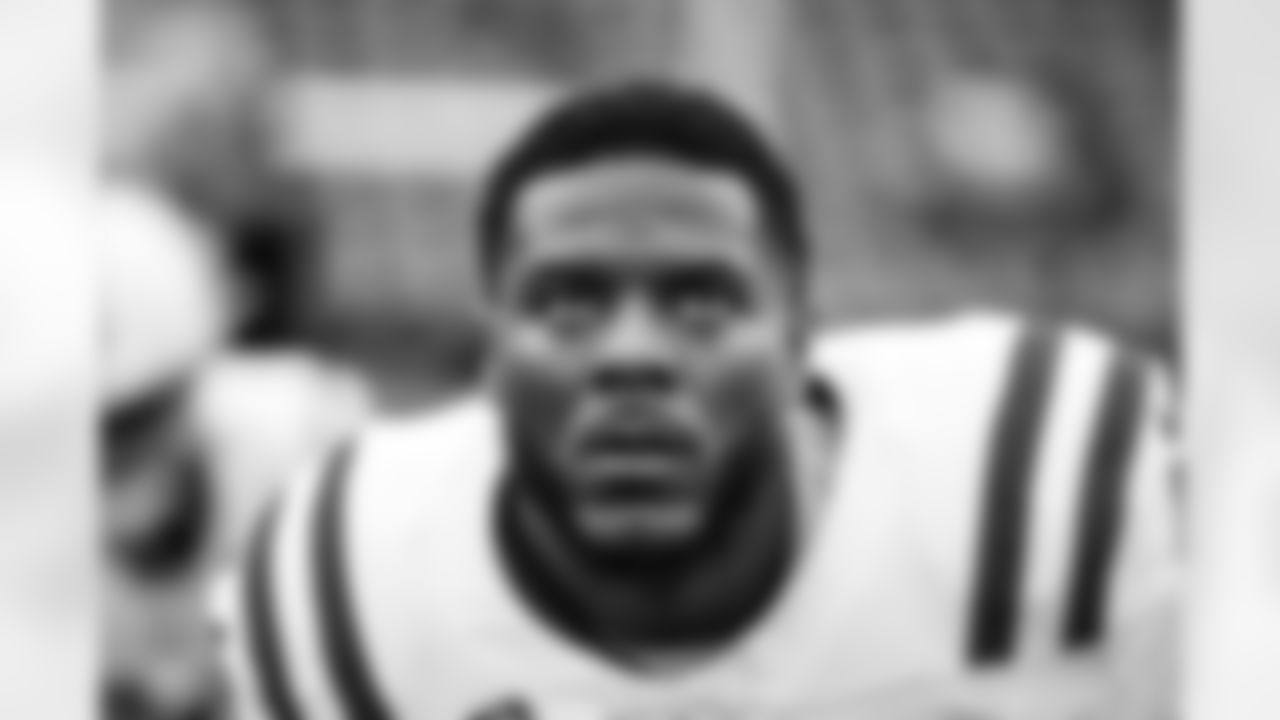 LB Zaire Franklin #44
