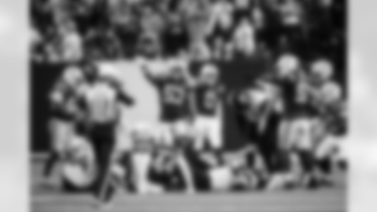 LB Zaire Franklin #44 and LB Germaine Pratt #53