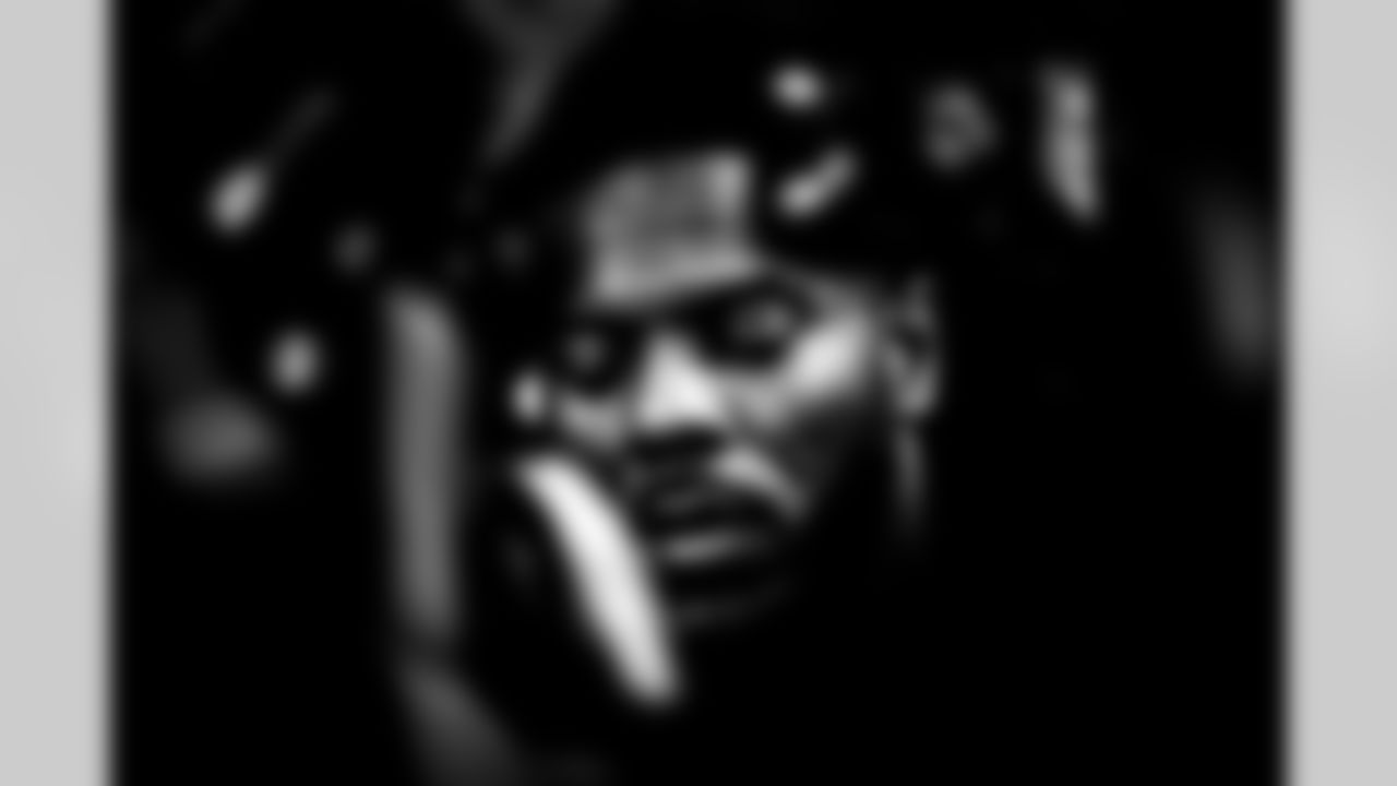 LB Zaire Franklin #44