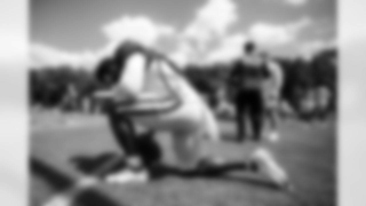 LB Zaire Franklin #44