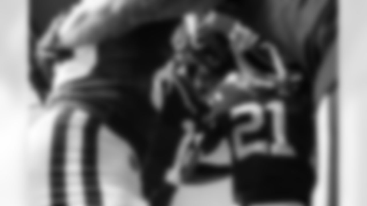 WR Josh Downs #1 and RB D.J. Giddens #21