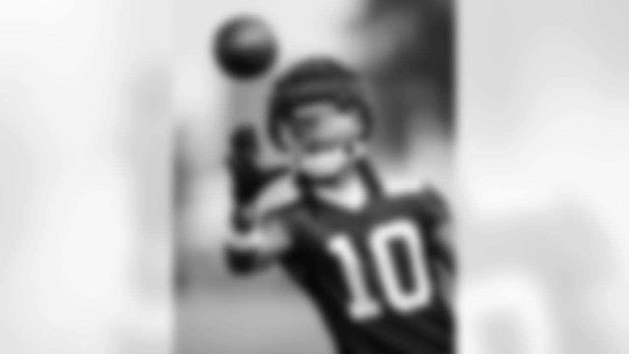 10 WR Adonai Mitchell