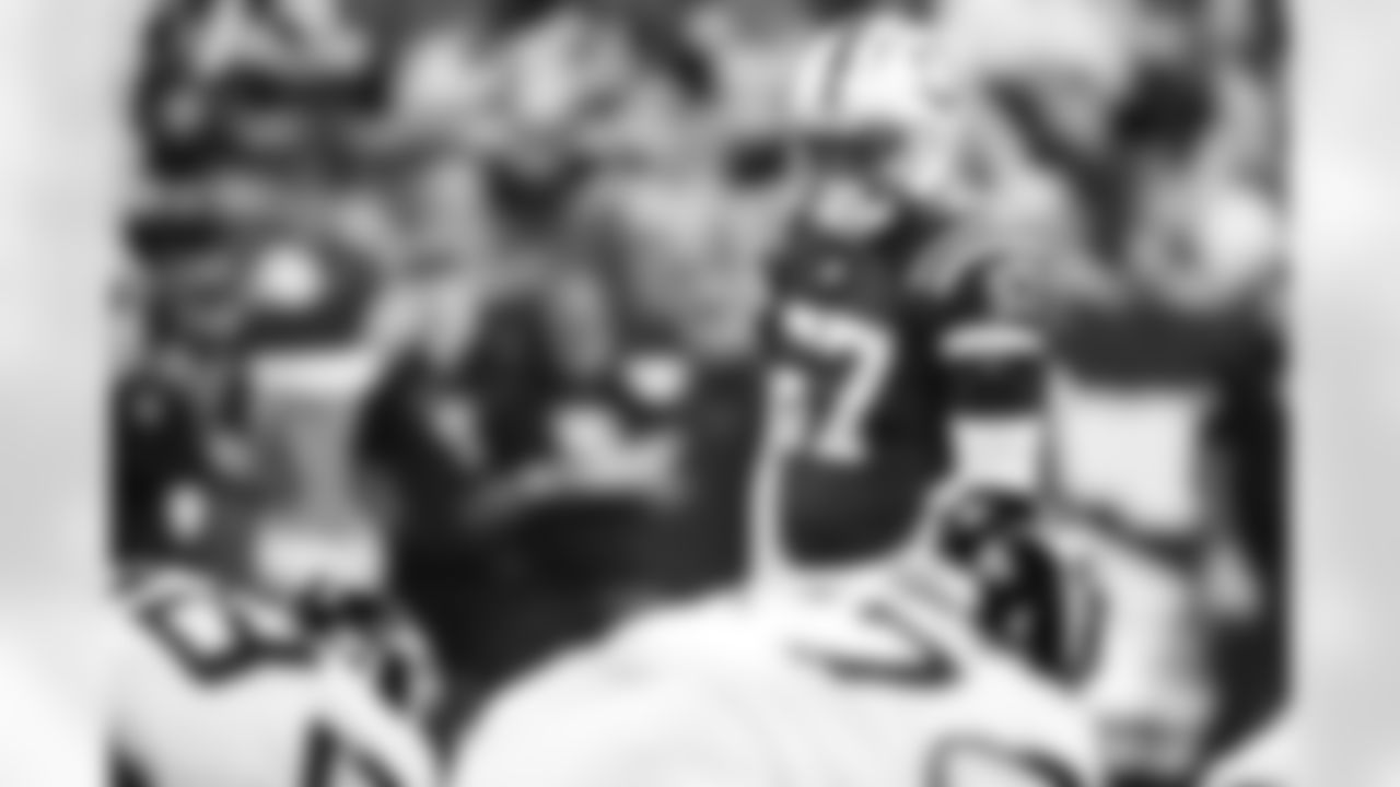 LB Jaylon Carlies #57
