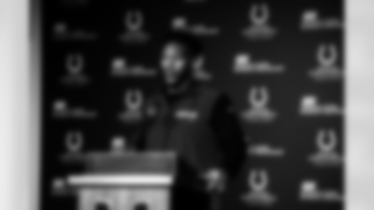 LB Zaire Franklin #44