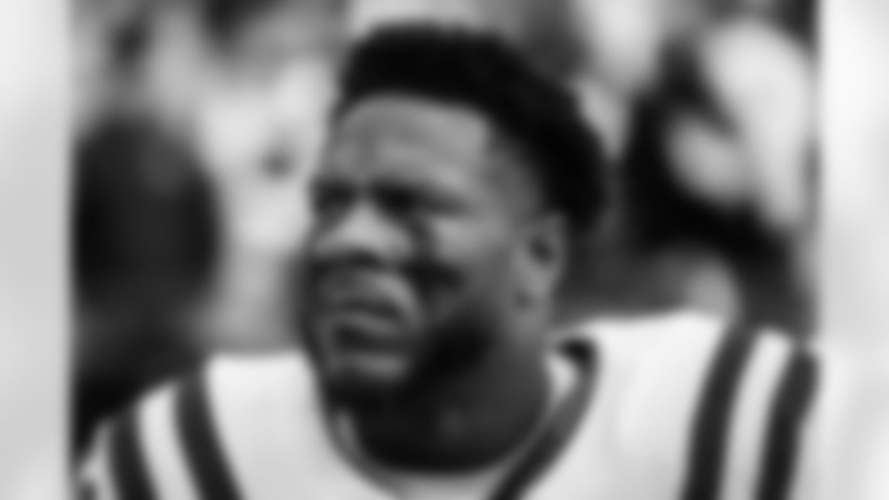 LB Zaire Franklin #44