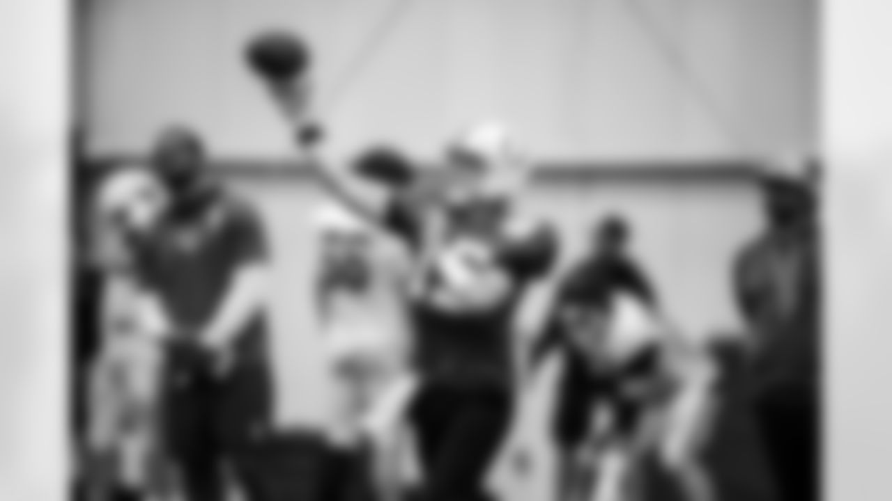 QB Anthony Richardson #5 and QB Riley Leonard #15