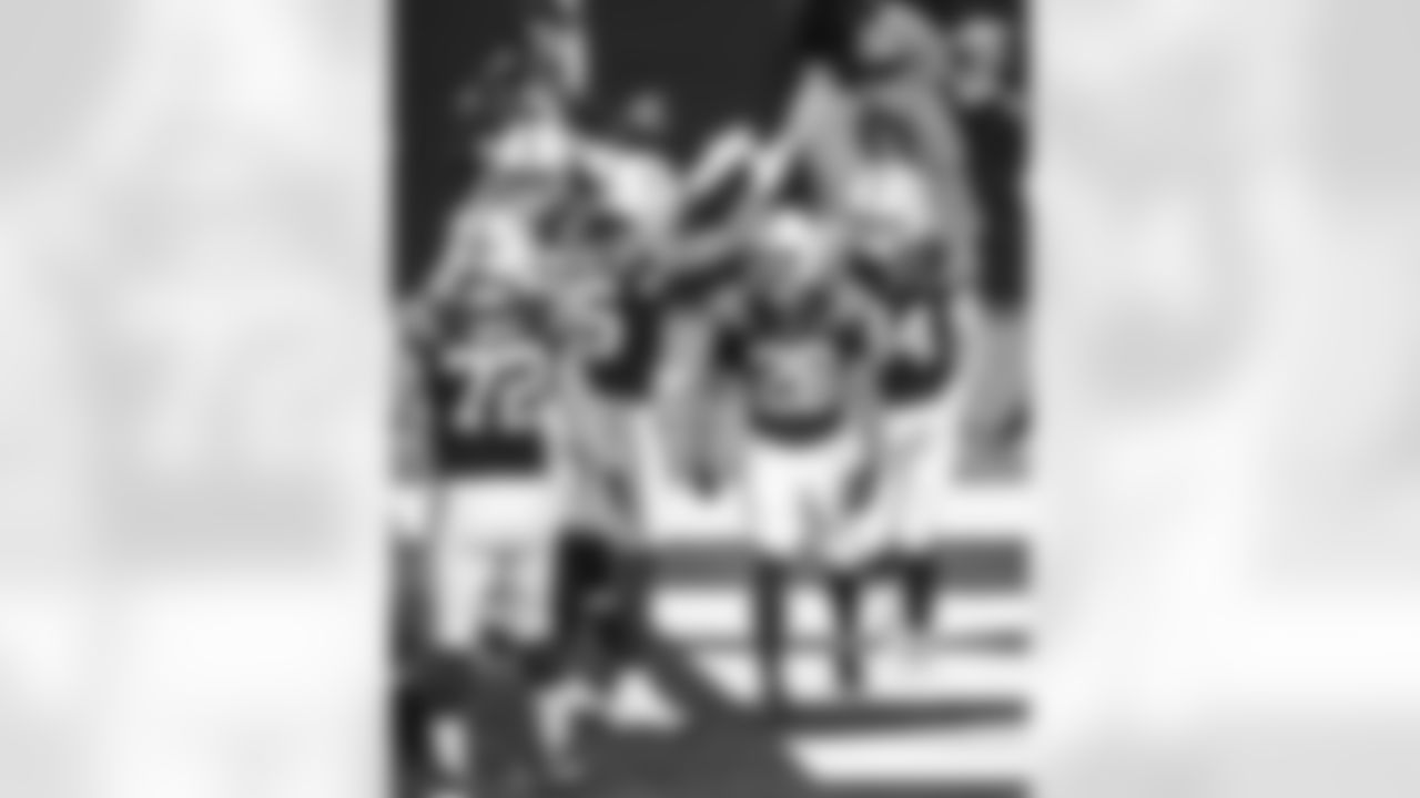 TE Drew Ogletree #85 and RB Jonathan Taylor #28