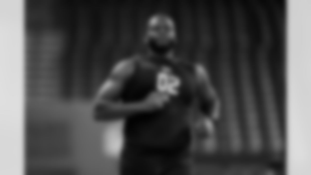 Florida defensive lineman Caleb Banks (02) runs the 40-yard dash during the 2026 NFL Scouting Combine on Thursday, February 26, 2026 in Indianapolis, Indiana. (Lauren Leigh Bacho/NFL)