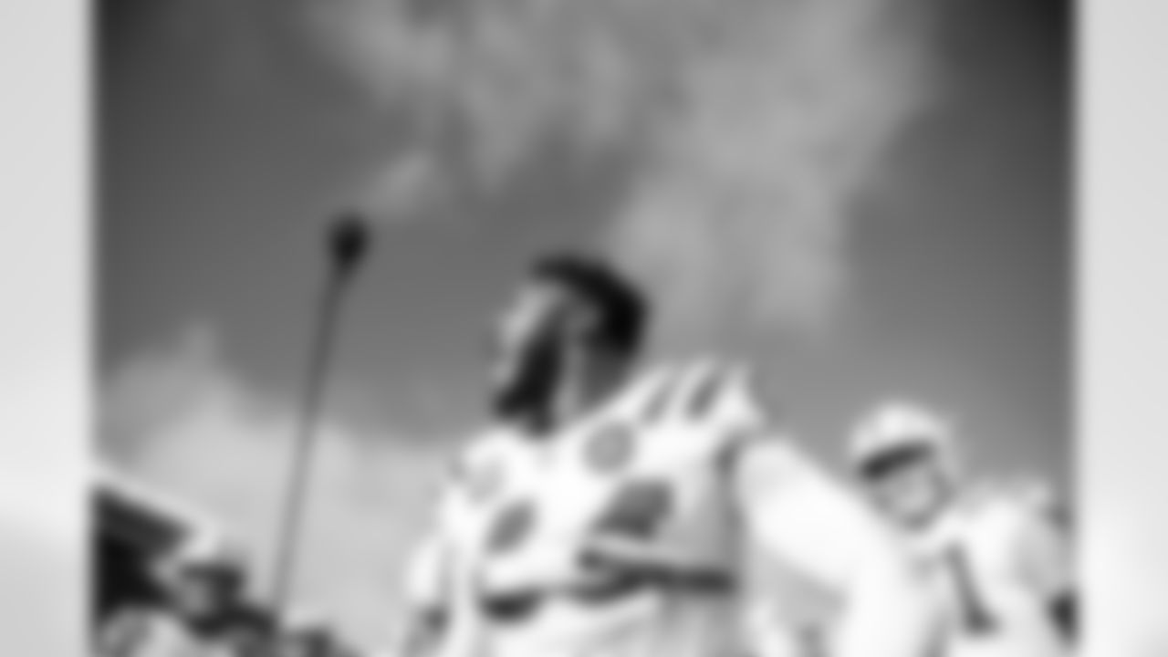 LB Zaire Franklin #44