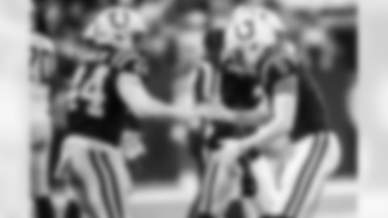 LB Zaire Franklin #44 and S Camryn Bynum #0