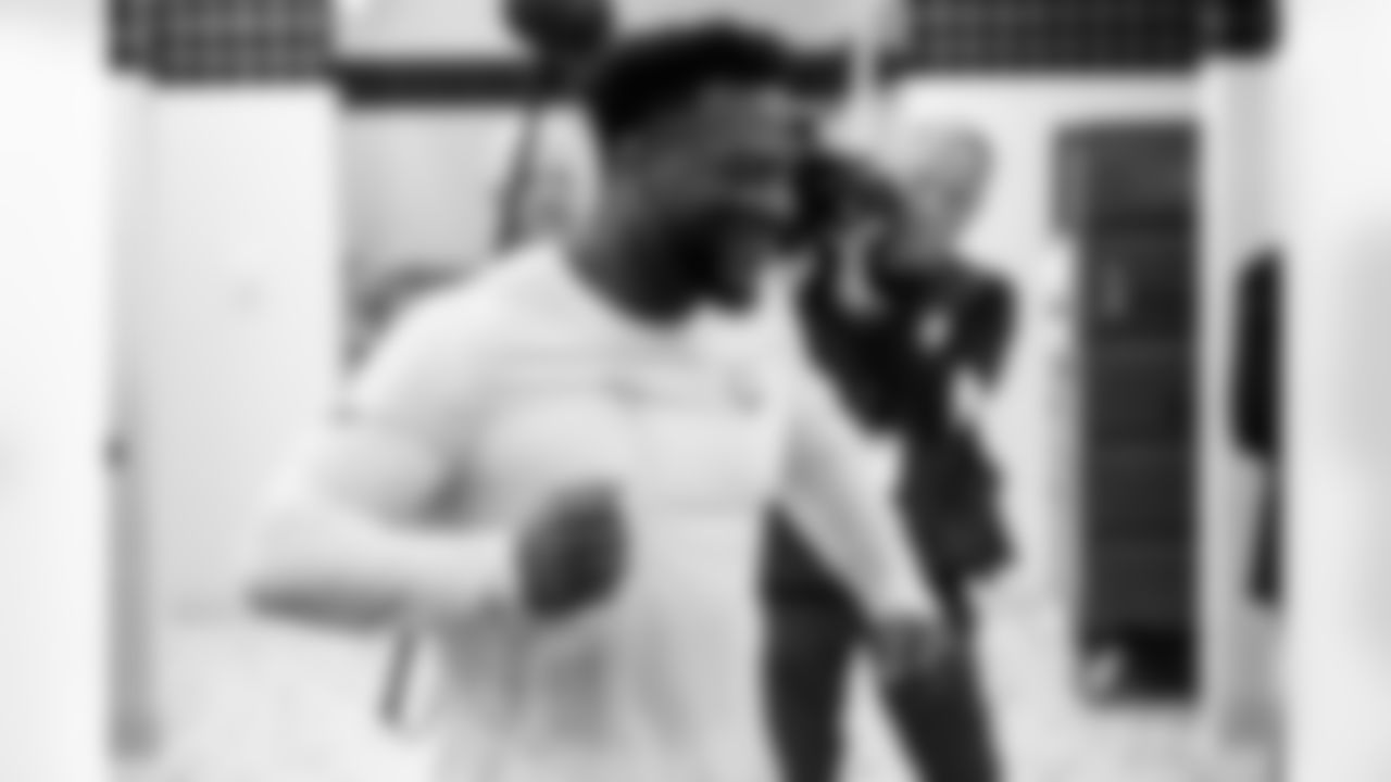 LB Zaire Franklin #44