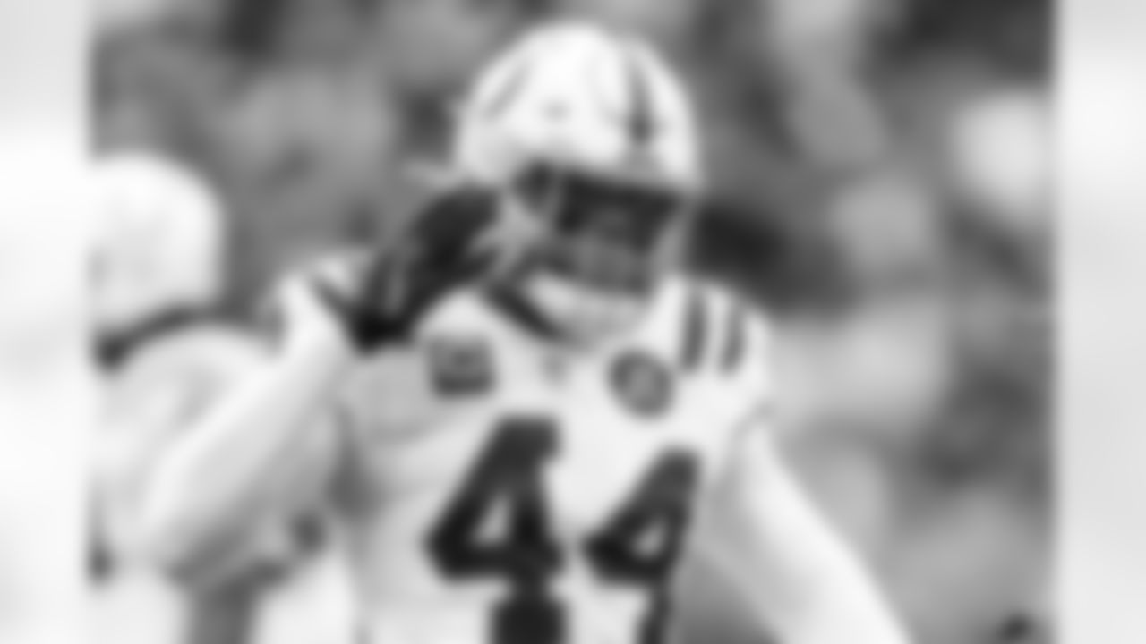 LB Zaire Franklin #44