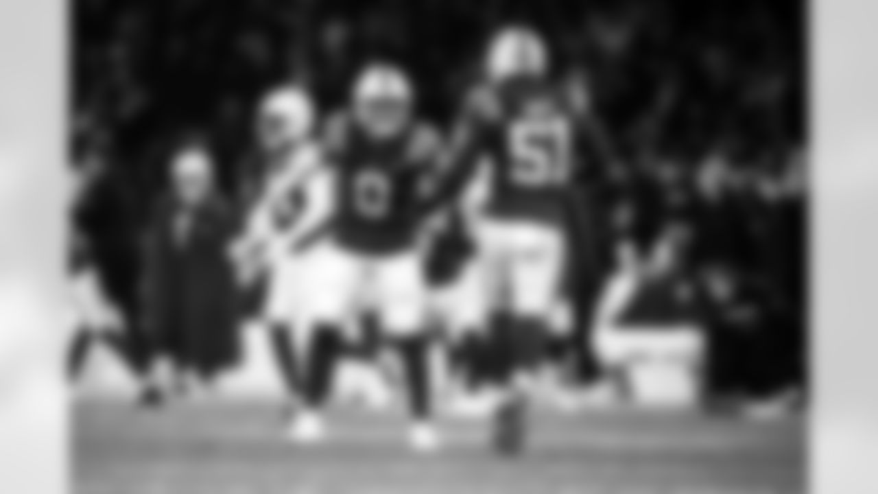 S Camryn Bynum #0 and DE Kwity Paye #51