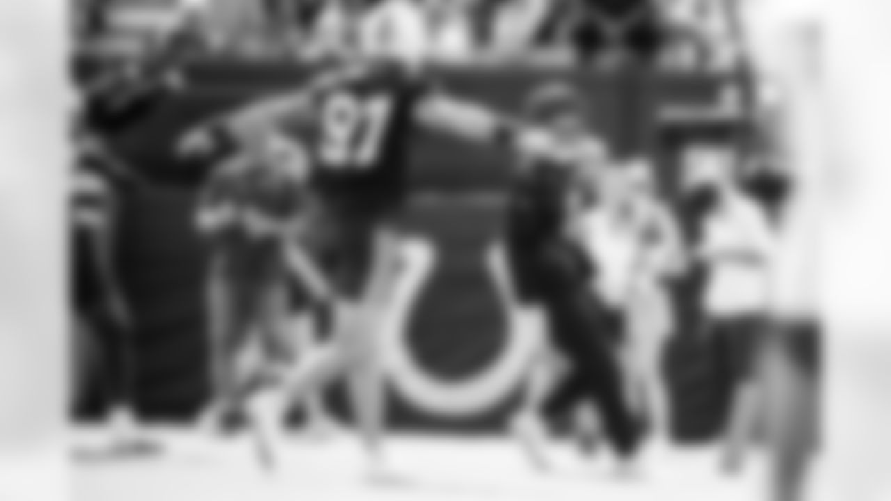 DE Laiatu Latu #97 and S Camryn Bynum #0