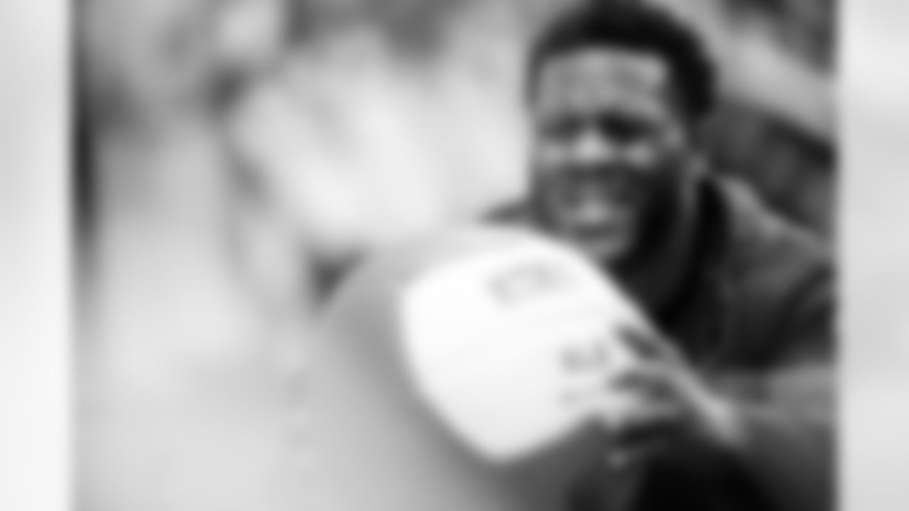 LB Zaire Franklin #44