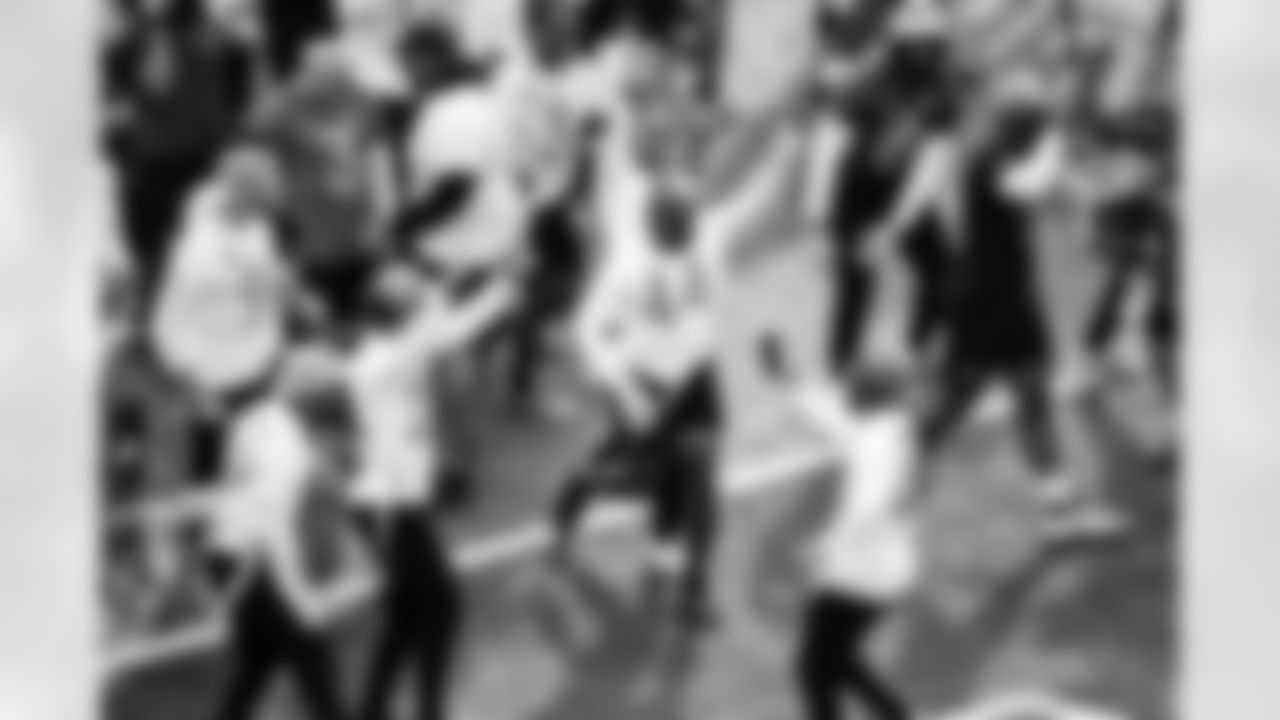 LB Zaire Franklin #44