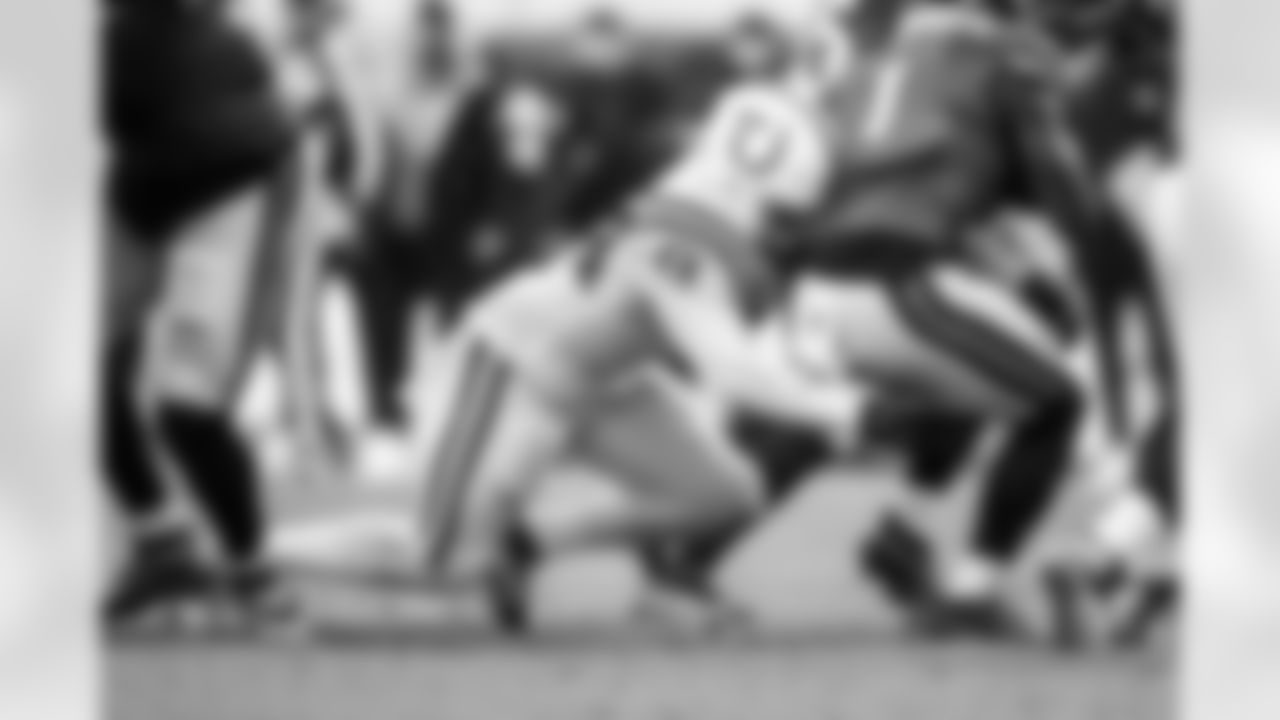 LB Zaire Franklin #44