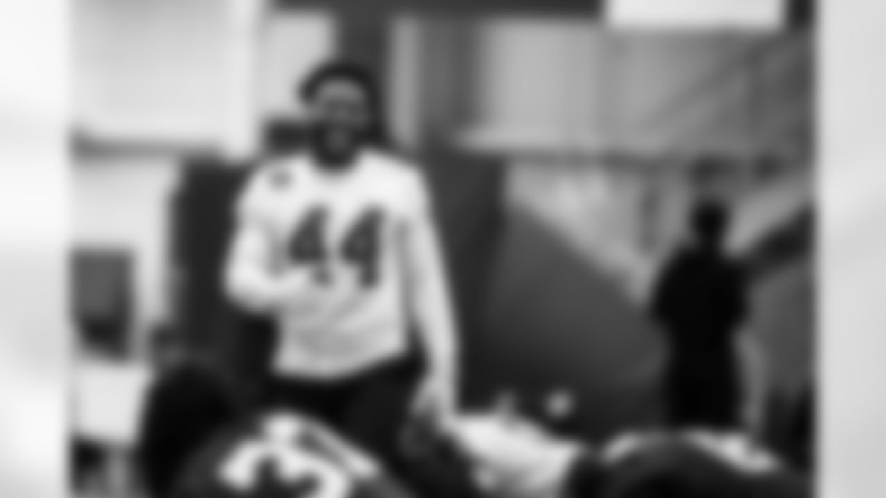 LB Zaire Franklin #44