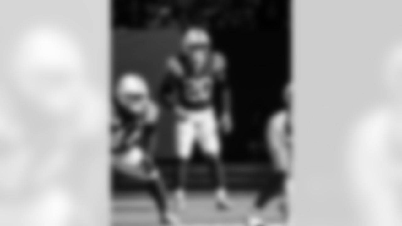 LB Zaire Franklin #44 and S Nick Cross #20