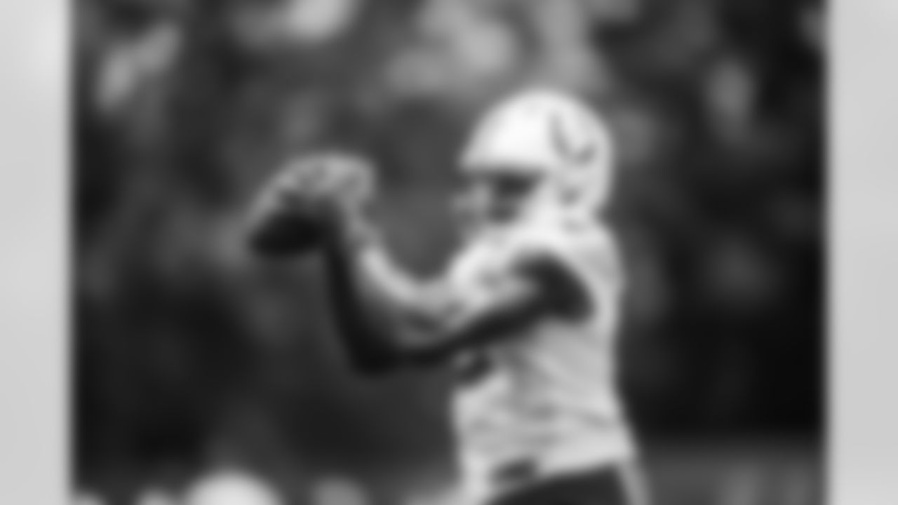LB Zaire Franklin #44