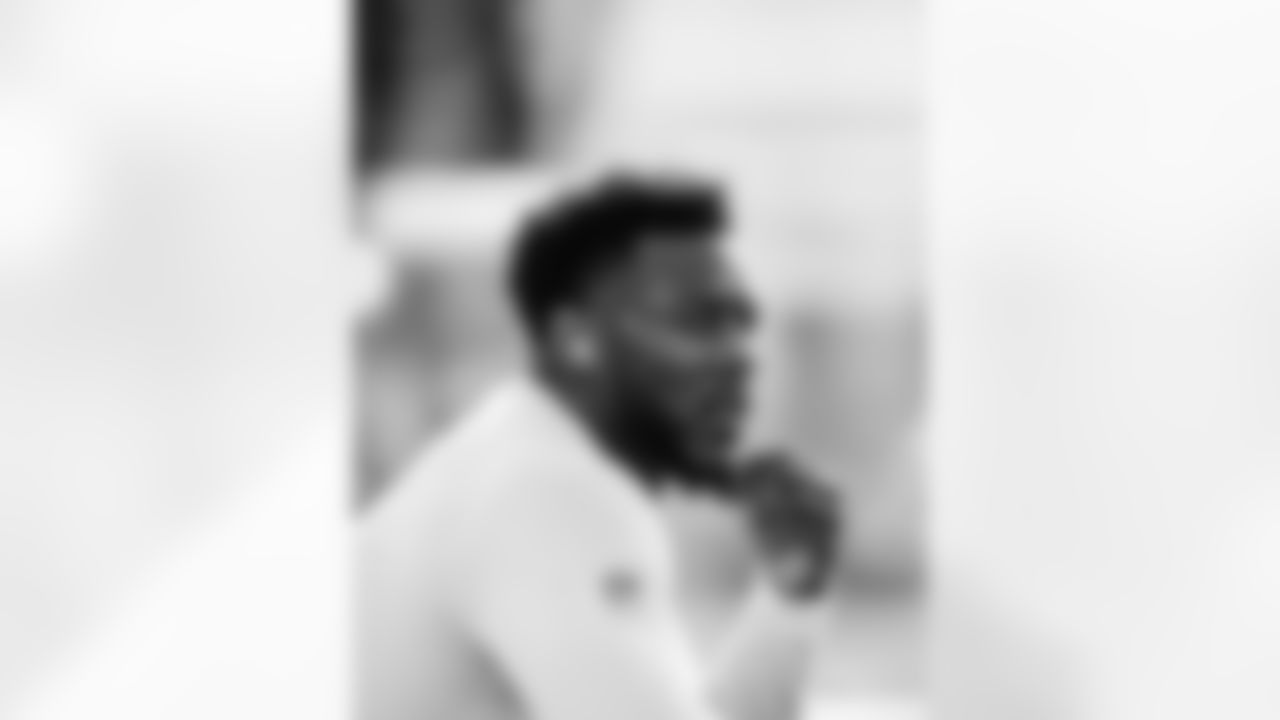 LB Zaire Franklin #44