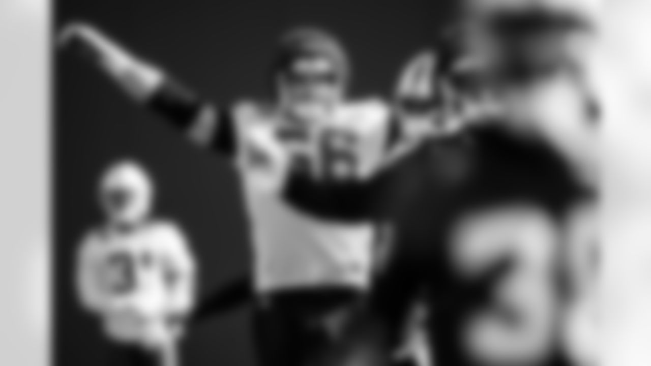 G Quenton Nelson #56 and TE Drew Ogletree #85