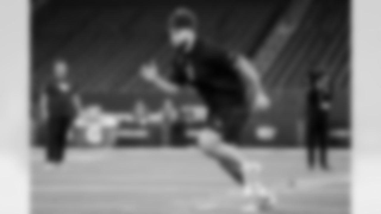 Oregon offensive lineman Alex Harkey (26) participates in a drill during the 2026 NFL Scouting Combine on Sunday, March 1, 2026 in Indianapolis, Indiana. (Lauren Leigh Bacho/NFL)