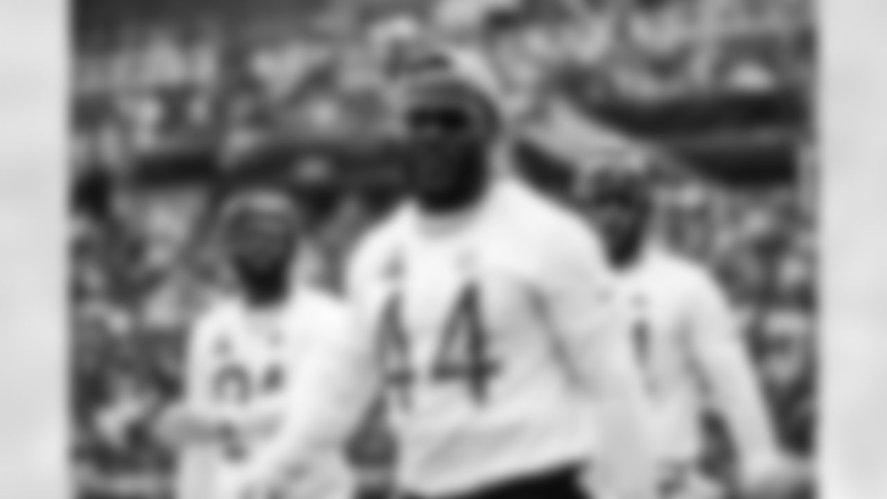 LB Zaire Franklin #44