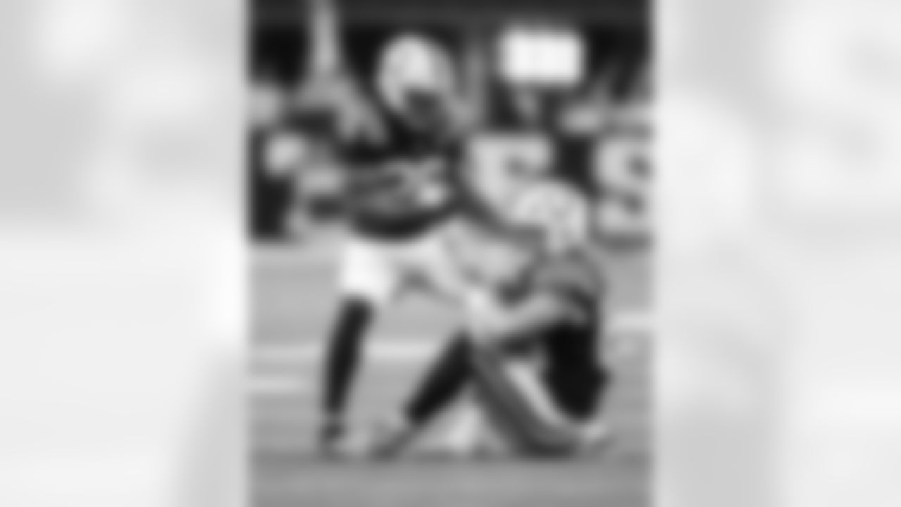 RB Jonathan Taylor #28 and TE Tyler Warren #84