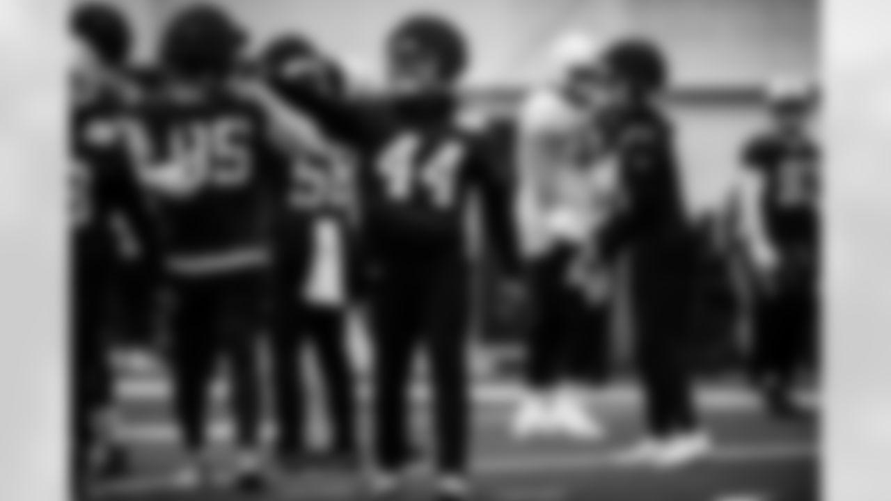 LB Zaire Franklin #44