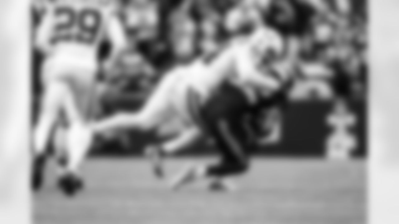 LB Zaire Franklin #44