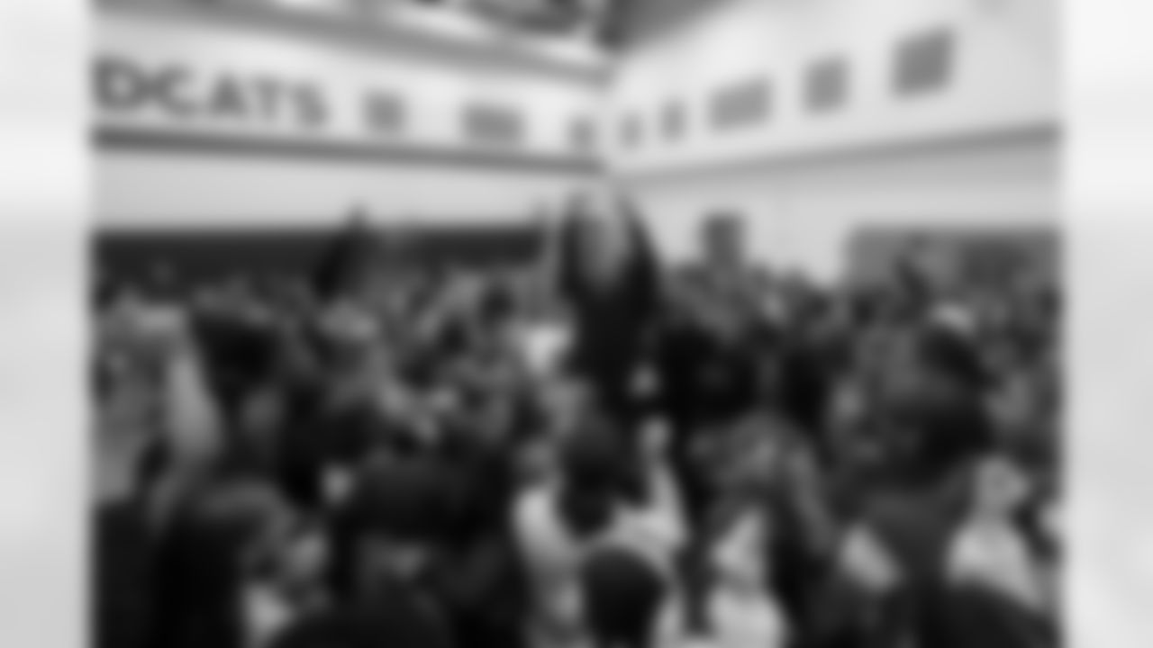 Colts linebacker Zaire Franklin huddles up with students during a GENYOUth clinic on Tuesday, Feb. 24, 2026, at Fall Creek Valley Middle School in Indianapolis. (Jerod Ringwald/AP Content Services for the NFL)