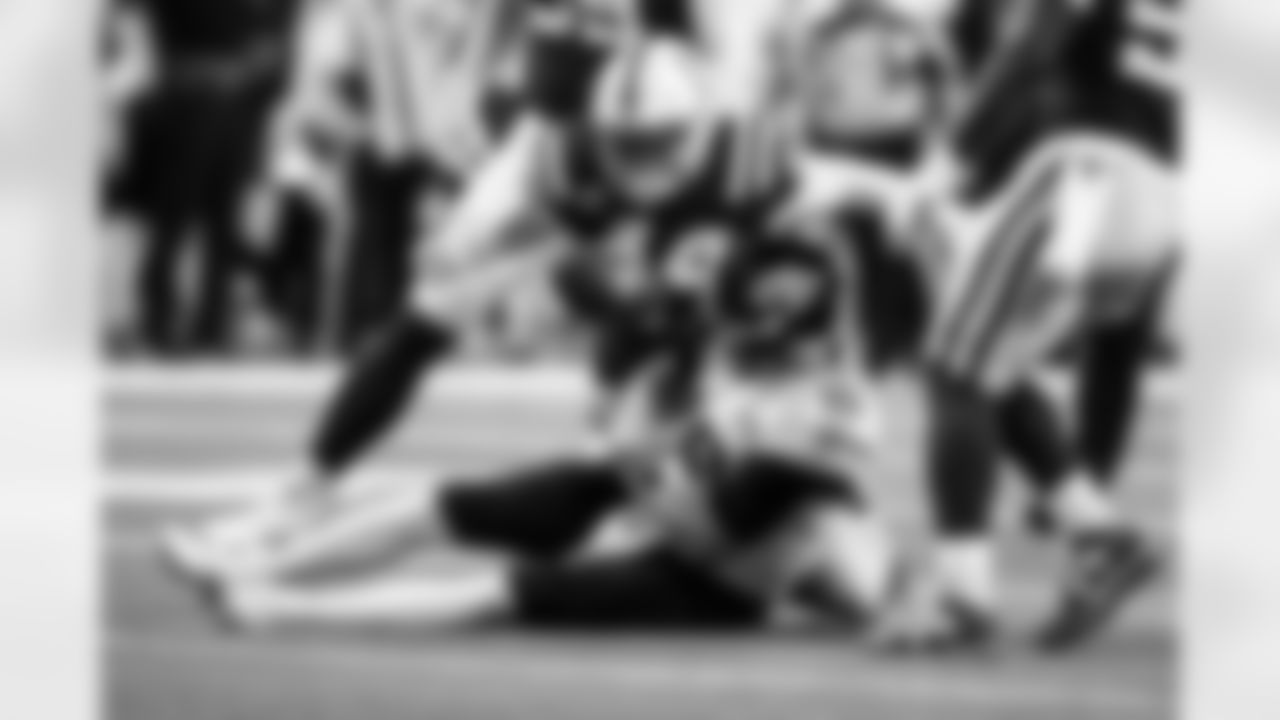 LB Zaire Franklin #44