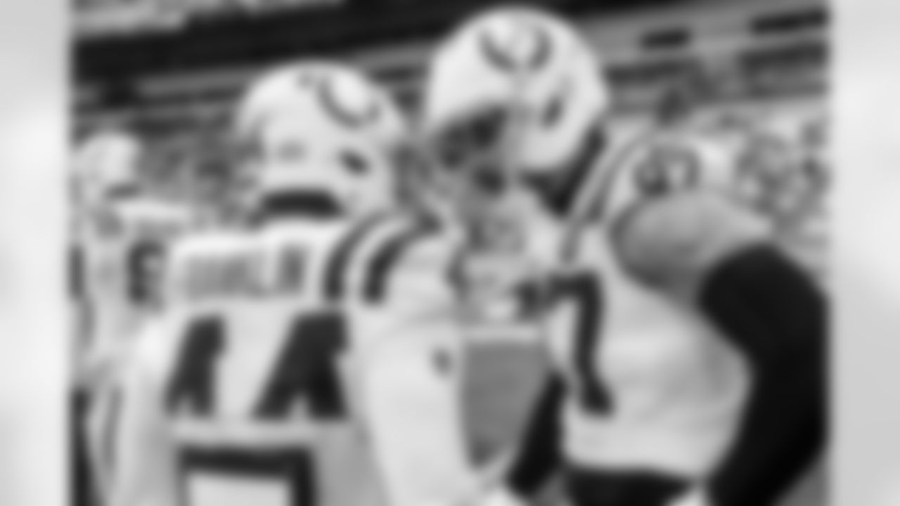 LB Zaire Franklin #44 and DE Laiatu Latu #97