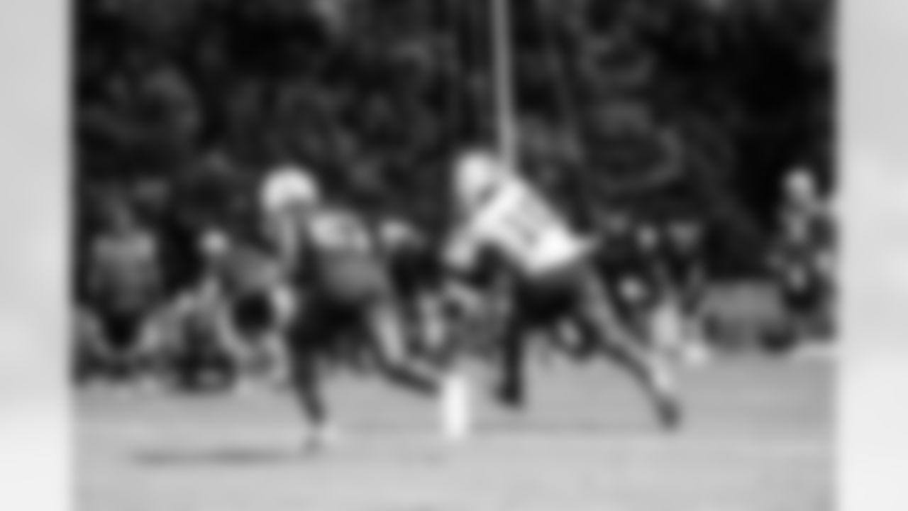CB Justin Walley #27 and WR Adonai Mitchell #10