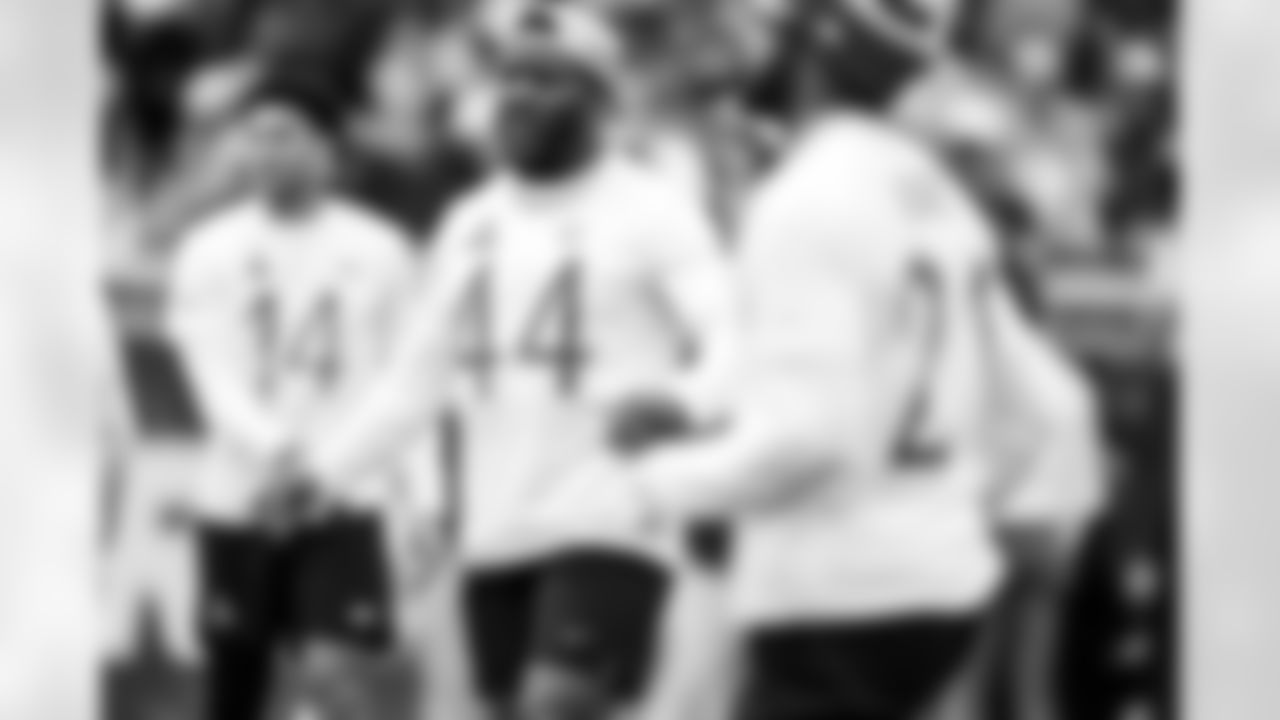 LB Zaire Franklin #44