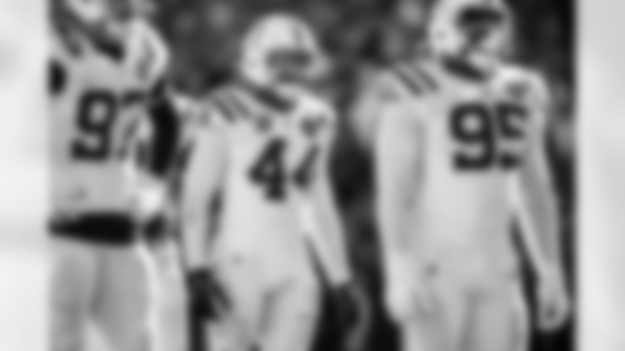 LB Zaire Franklin #44