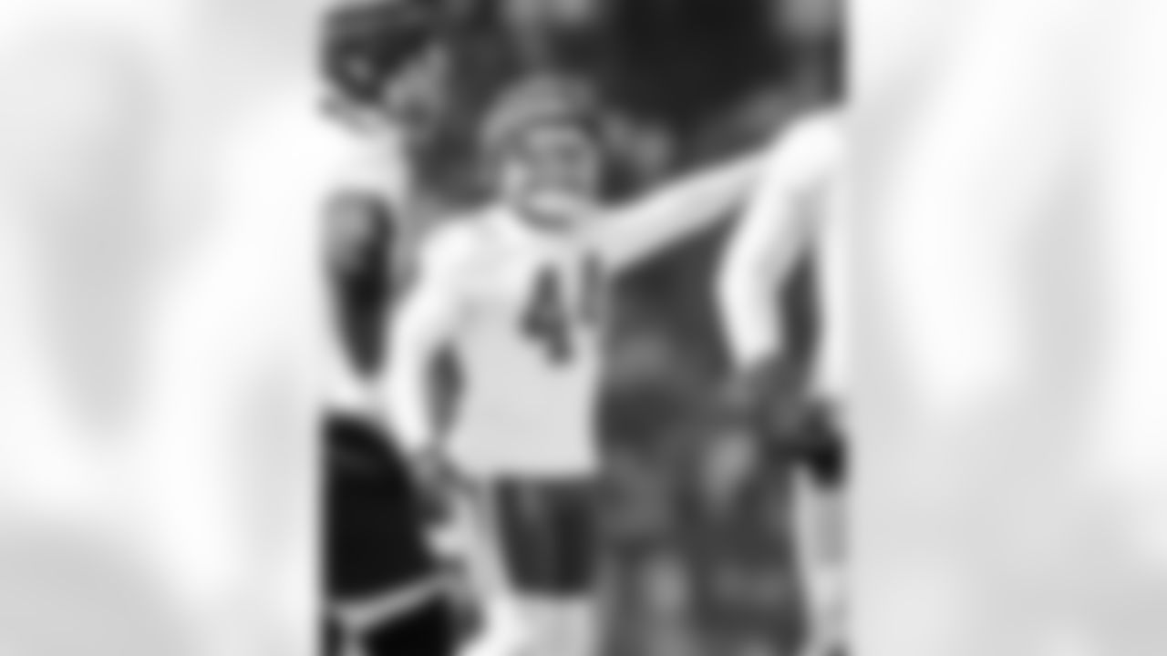 LB Zaire Franklin #44