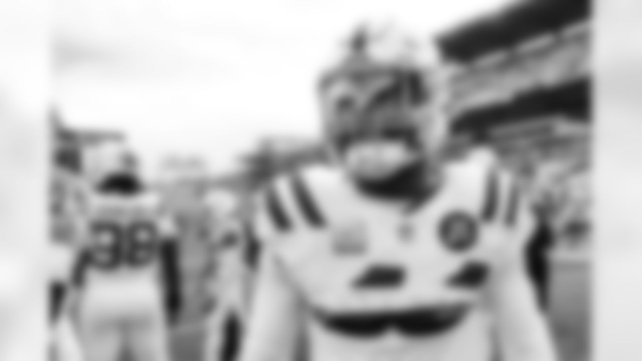 LB Zaire Franklin #44