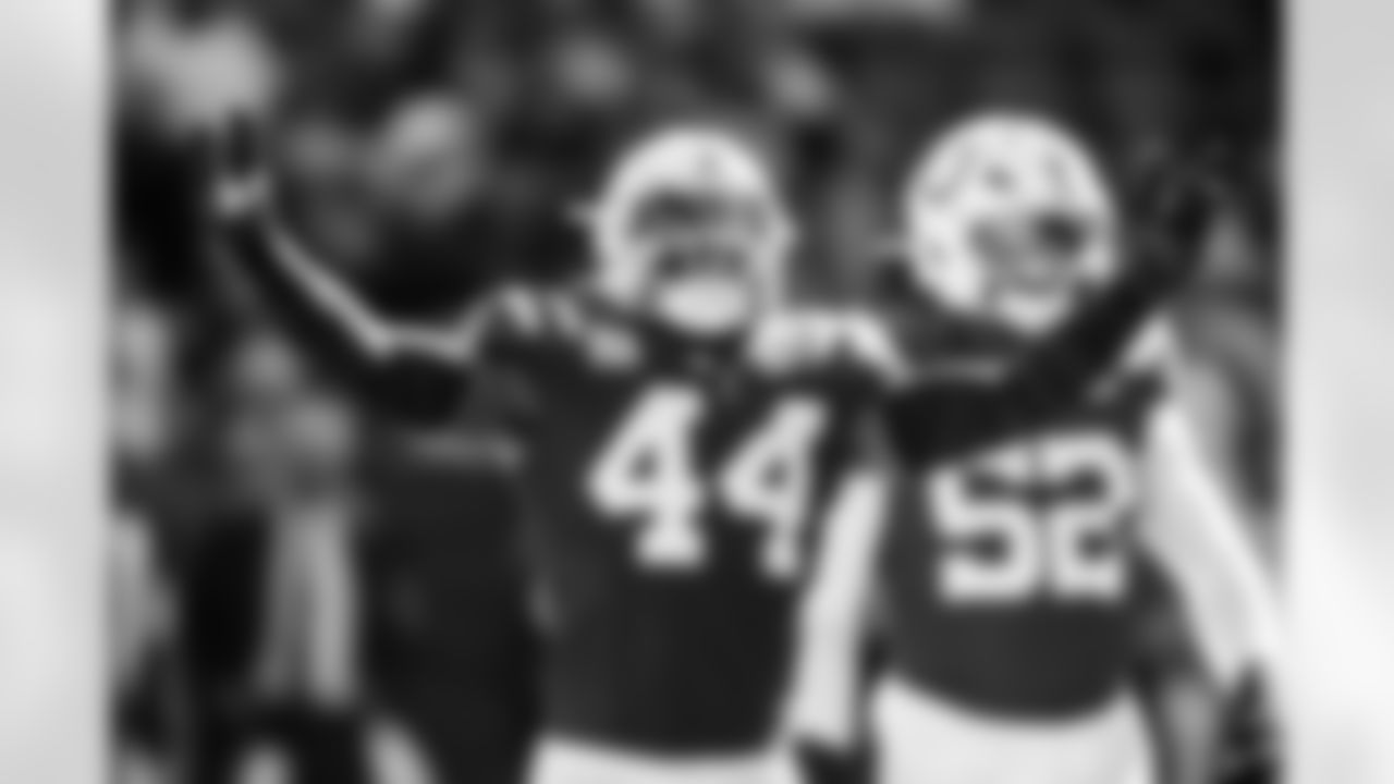 LB Zaire Franklin #44