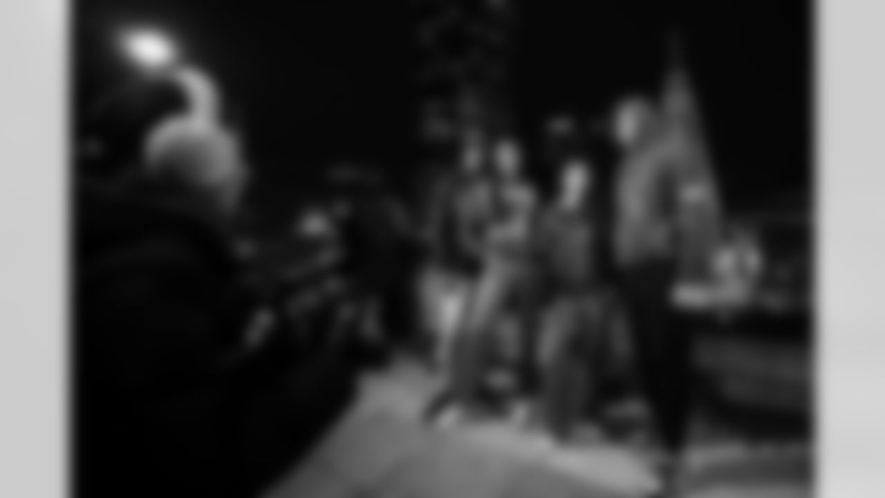 CB Jaylon Jones #40 and TE Will Mallory #86