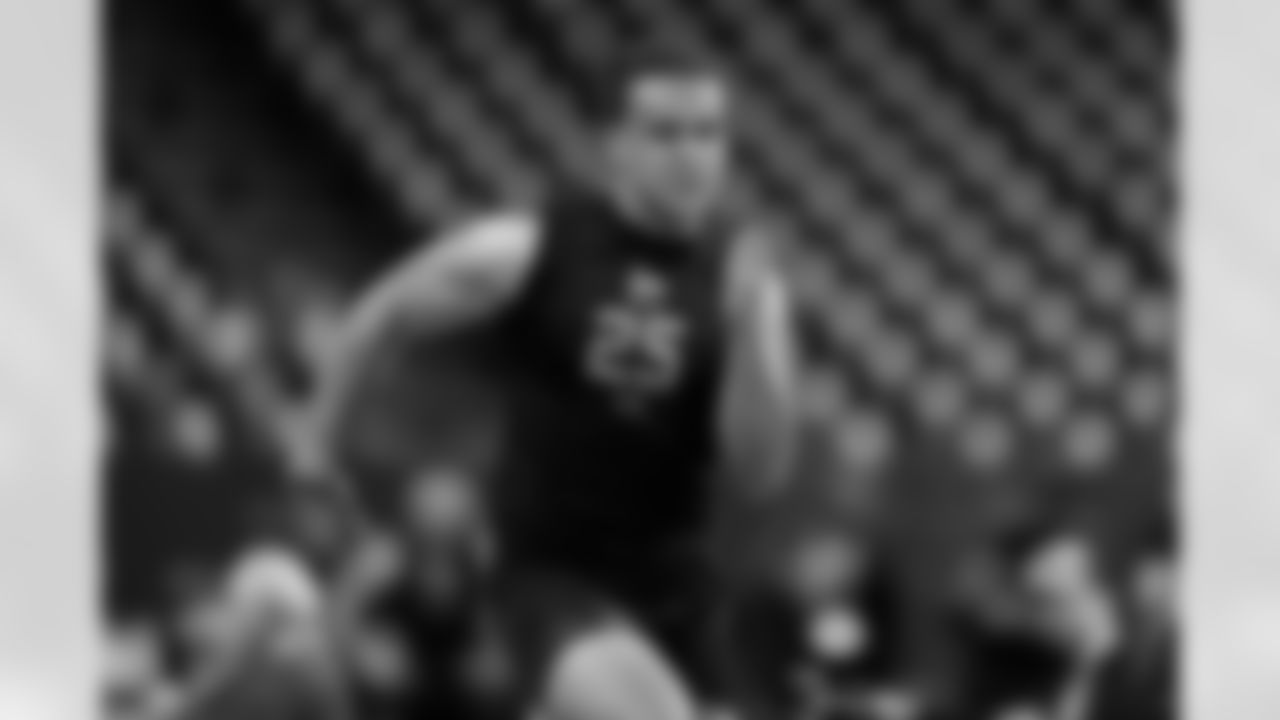 Vanderbilt tight end Eli Stowers (25) runs the 40-yard dash during the 2026 NFL Scouting Combine on Friday, February 27, 2026 in Indianapolis, Indiana. (Lauren Leigh Bacho/NFL)
