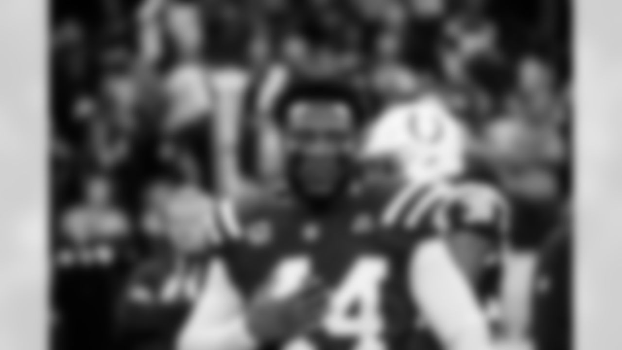 LB Zaire Franklin #44