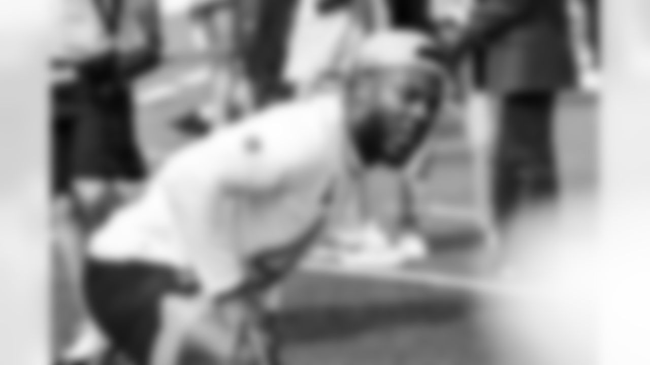 LB Zaire Franklin #44