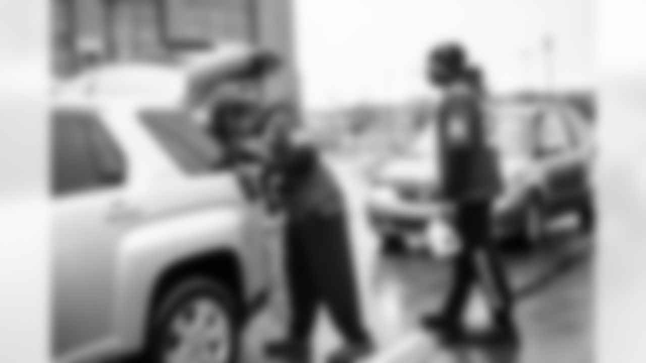 RB Jonathan Taylor #28 and TE Mo Alie-Cox #81