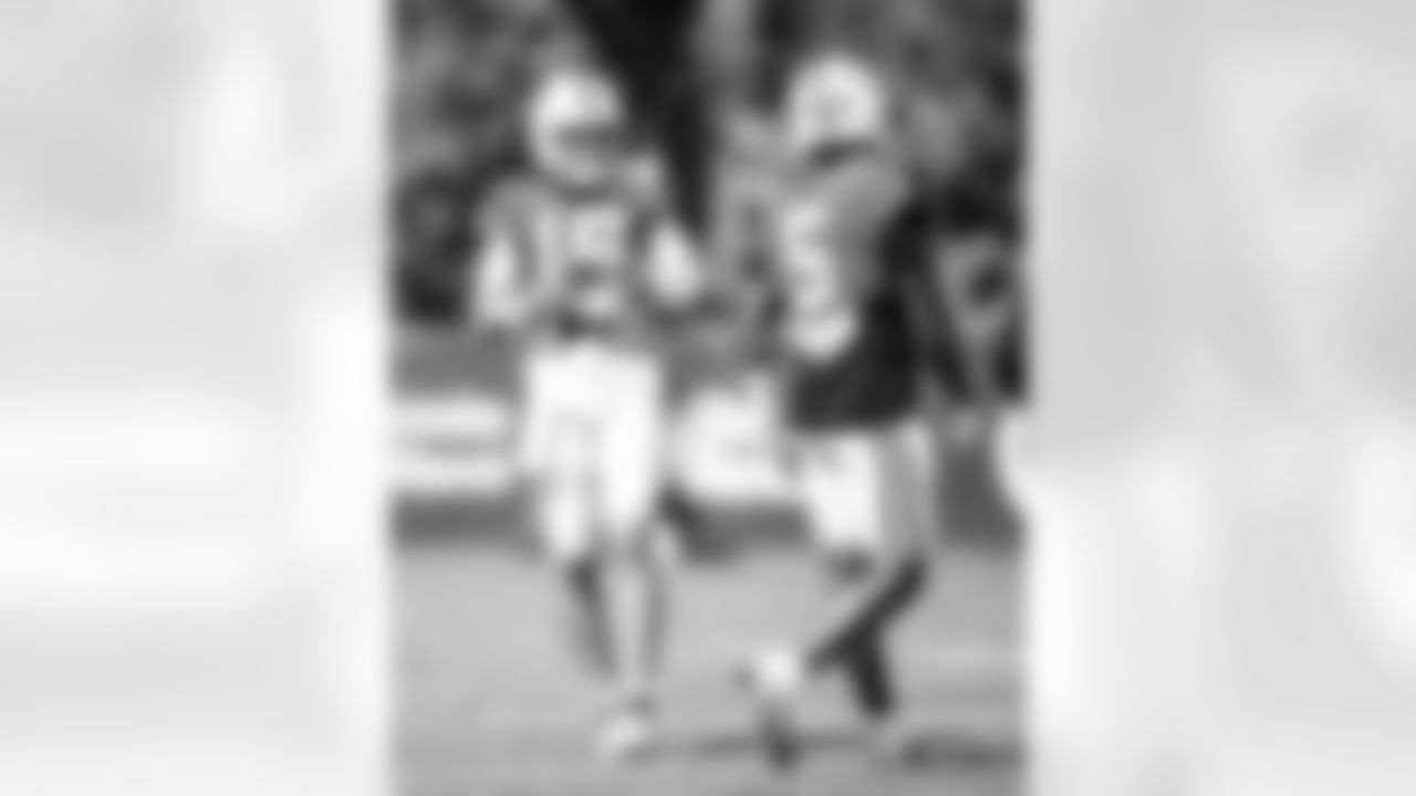 QB Riley Leonard #15 and QB Anthony Richardson #5