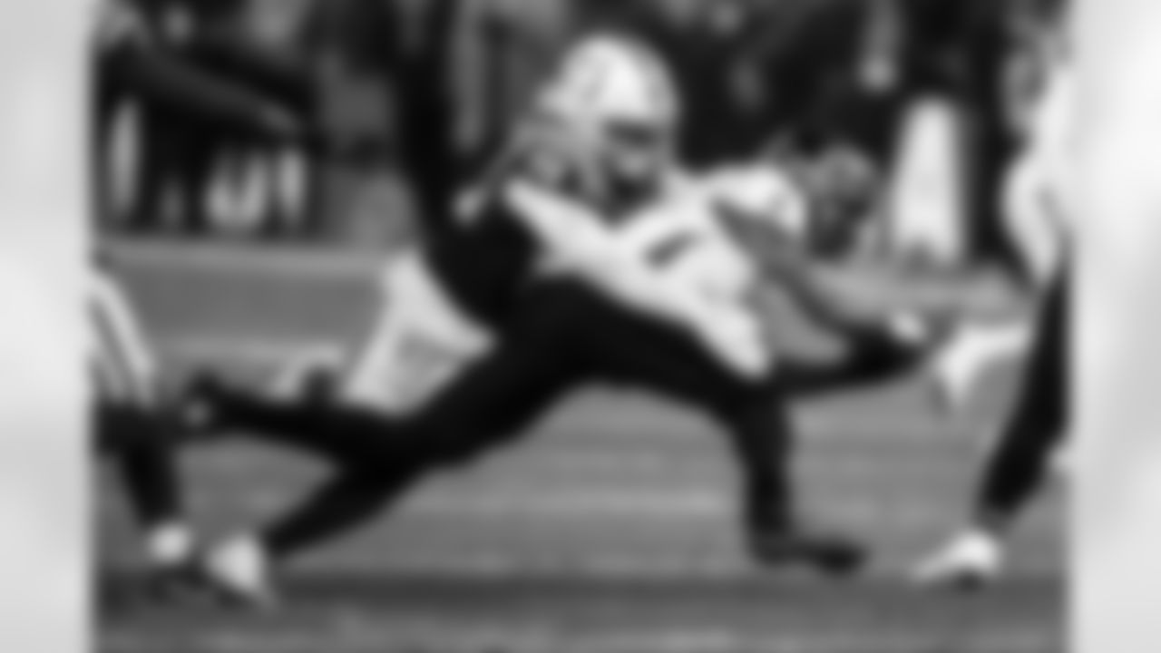 LB Zaire Franklin #44